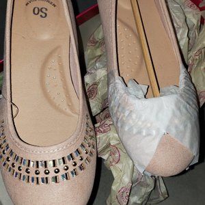So. Girls ballet flat with cut outs and jeweled front.  Color is blush Size 2